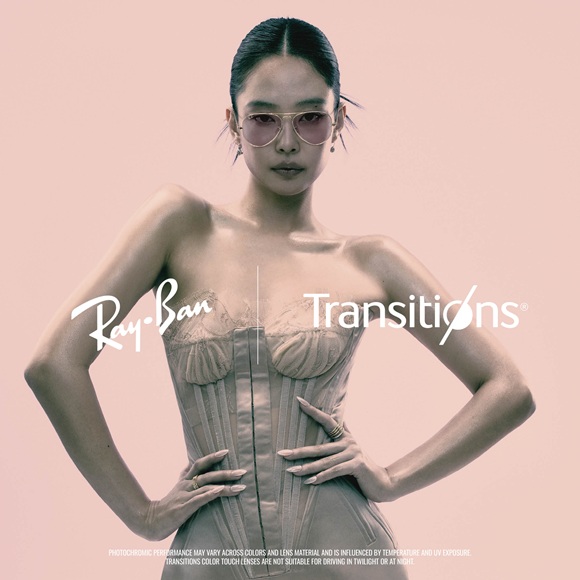 Jennieが着用するTransitions® Color Touch™レンズ、ルビーカラー